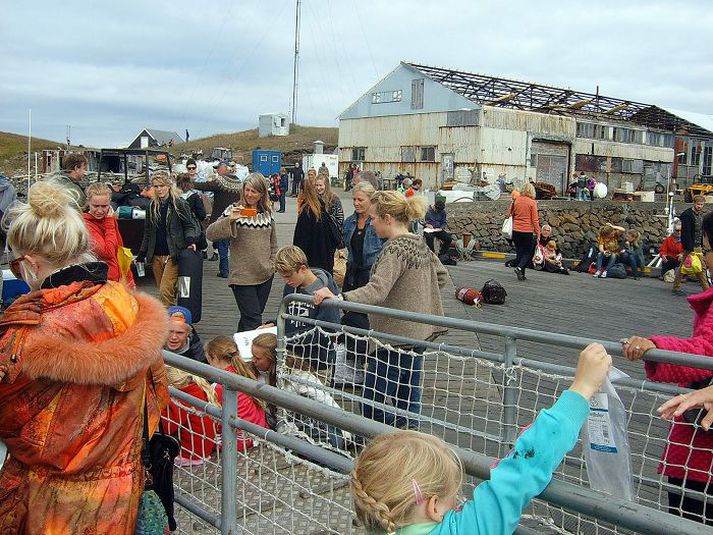 Straumur ferðamanna í Flatey er vaxandi. Flestir koma með bílaferjunni Baldri sem siglir tvær ferðir á dag milli Brjánslæks og Stykkishólms með viðkomu í Flatey. Í baksýn sést gamla frystihúsið sem nú er verið að standsetja.Fréttablaðið/Garðar
