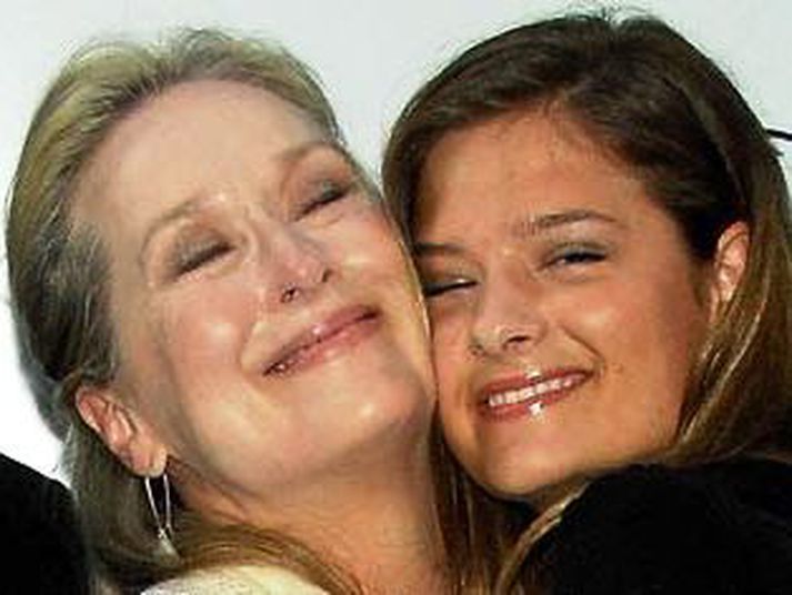 Meryl Streep, 59 ára, ásamt dóttur sinni á frumsýningu Mamma Mia í Lundúnum.