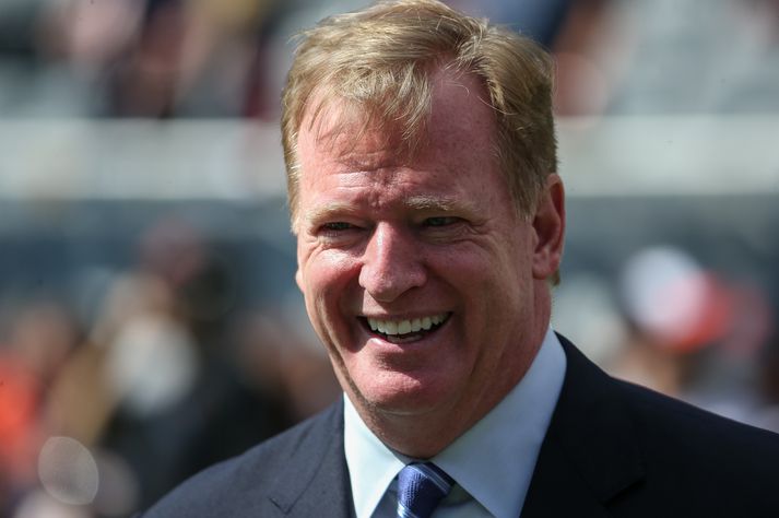 Roger Goodell, forseti NFL-deildarinnar, saf eflaust betur í september enda rólegt á skrifstofunni.