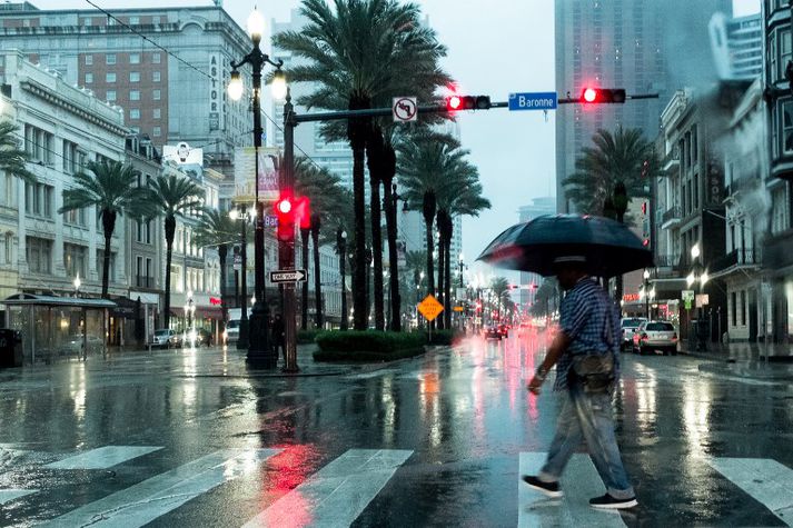 Tólf ár voru liðin í gær frá því að fellibylurinn Katrina olli hörmungum í New Orleans. Þar býr fólk sig nú undir Harvey.