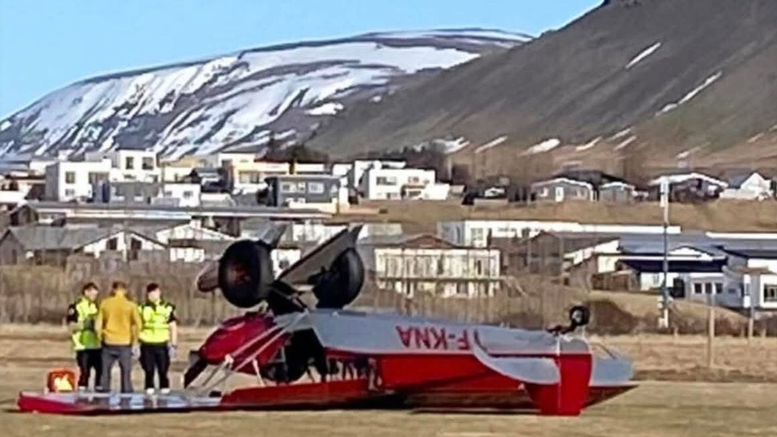 Flug­vél lenti í hvolfi í Mos­fells­bæ