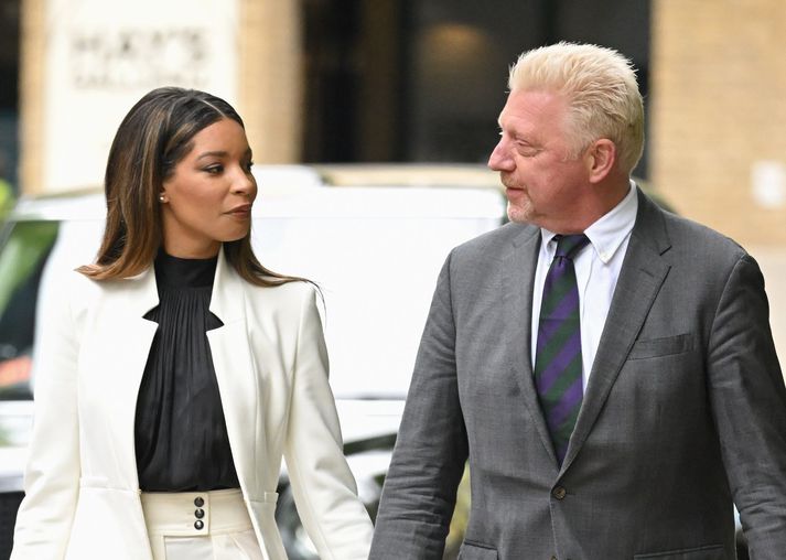 Becker mætir ásamt maka sínum Lilian de Carvalho Monteiro á leið í dómsalinn í London í dag.