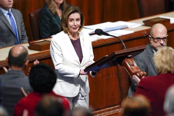 Þingheimur klappaði vel og lengi fyrir Nancy Pelosi eftir að hún tilkynnti að hún ætlaði að stíga til hliðar úr forystu Demókrataflokksins í fulltrúadeild Bandaríkjaþings.