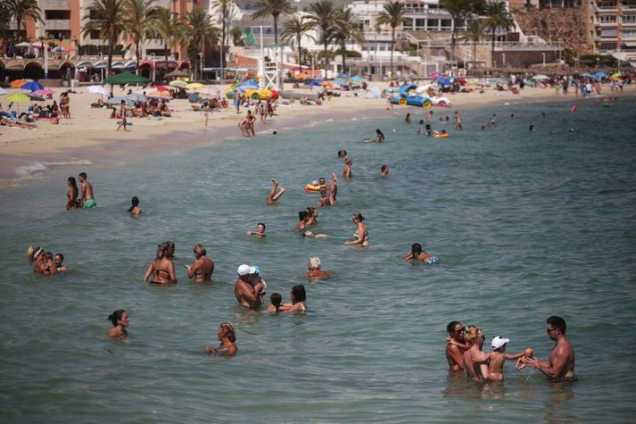 Strandgestir njóta lífsins við Palma á Mallorca, einni Baleareyja. Spænsk stjórnvöld vilja undanþágu fyrir Balear- og Kanaríeyjar frá breskri sóttkví og benda á að tíðni smita þar sé lægri en á Bretlandi.