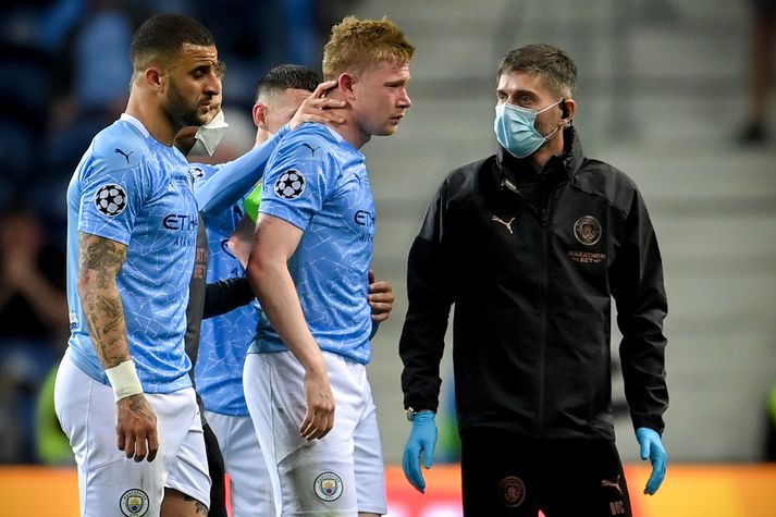 Kevin De Bruyne yfirgefur völlinn eftir að hafa nefbrotnað í úrslitaleik Meistaradeildarinnar.