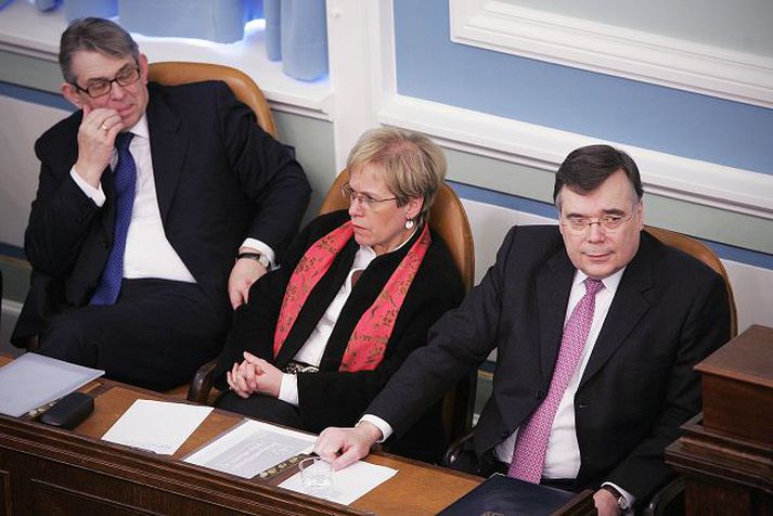 Ríkið fær gagnrýni frá matsfyrirtækinu Fitch fyrir þensluhvetjandi aðgerðir á uppgangstímum. Hér sjást Björn Bjarnason, Ingibjörg Sólrún Gísladóttir og Geir H. Haarde.