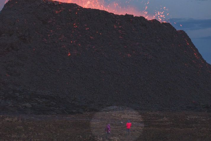 Ferðamennirnir voru komnir ansi nálægt eldgosinu þegar björgunarsveitarmenn flæmdu þá í burtu. Um klukkutíma síðar brast gígbarmurinn og hraunið flæddi yfir staðinn þar sem ferðamennirnir höfðu verið.