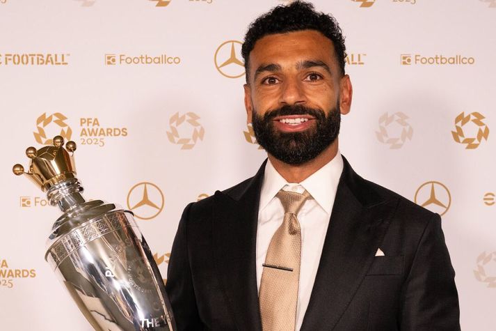 Mohamed Salah með verðlaun sín í kvöld.