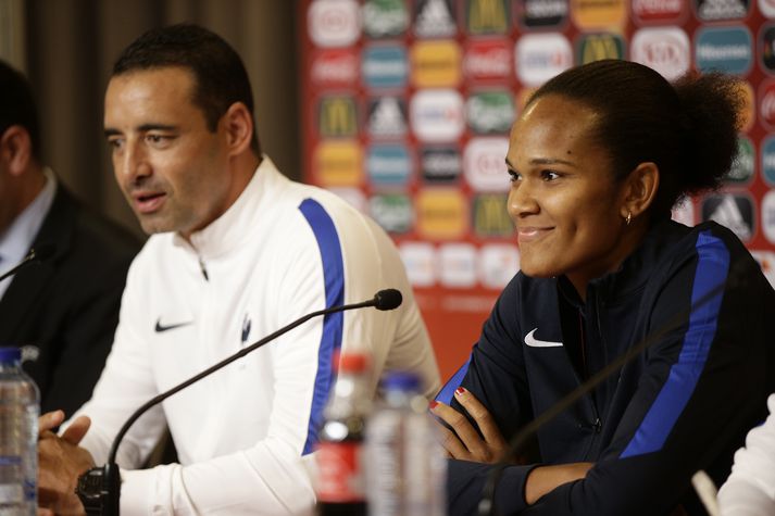 Olivier Echouafni, þjálfari Frakklands, og miðvörðurinn Wendie Renard.