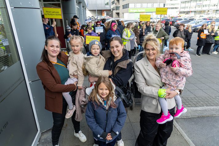 Astrid Jóhanna, Ester María og Erla Þórdís voru ánægðar með mætinguna í dag.