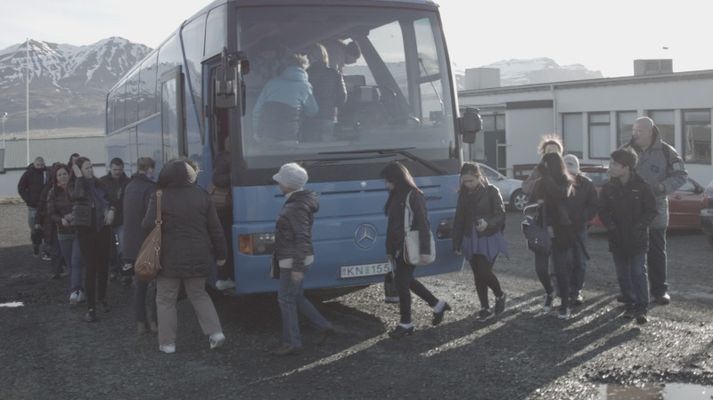 Starfsmenn Vísis ganga um borð í rútuna í morgun á Djúpavogi.