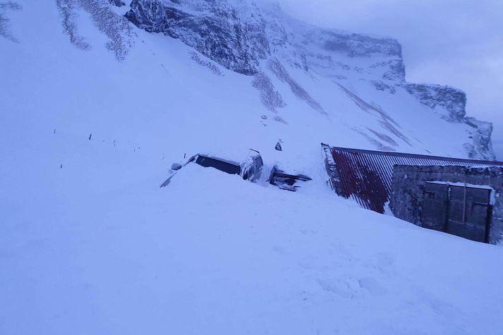 Snjóflóð féll í Reynisfjalli skammt frá Vík í Mýrdal og hafa hús verið rýmd í Mýrdal vegna snjóflóðahættu. 