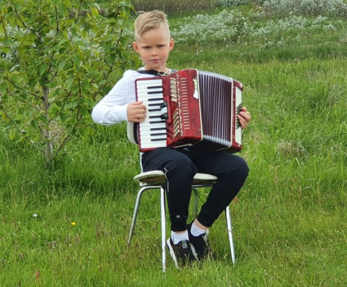 Víkingur 10 ára með harmoníkuna sína, sem hann er duglegur að æfa sig og læra á.