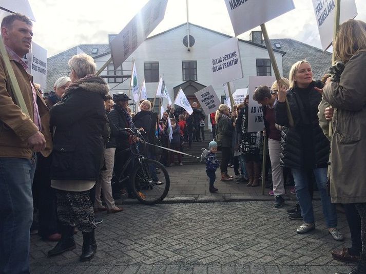 Hjúkrunarfræðingar, félagsmenn í BHM og fleiri mótmæltu utan við stjórnarráðið í morgun.