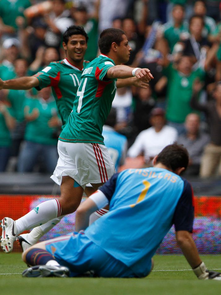 Javier Hernandez fagnar marki sínu í leiknum.