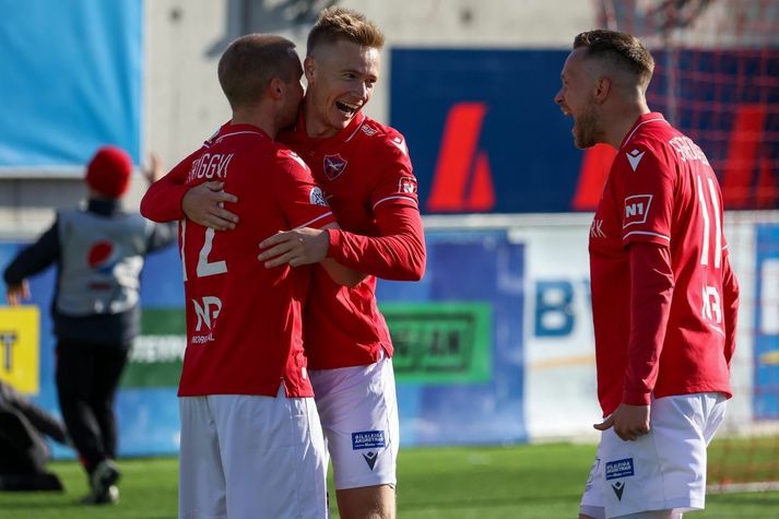 Valsmenn fagna marki Patrick Pedersen í gær. Valsliðið sýndi styrk sinn með 5-1 sigri á Stjörnunni.