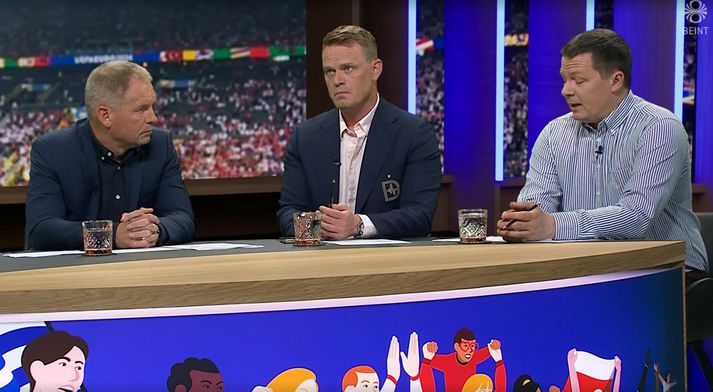 Hjöbbi var mættur eins og fínn maður í EM-settið vandlega merktur sinni vörulínu sem er Dr. Football. Skarphéðinn segir þetta ekki vel séð og hafi því verið komið á framfæri.