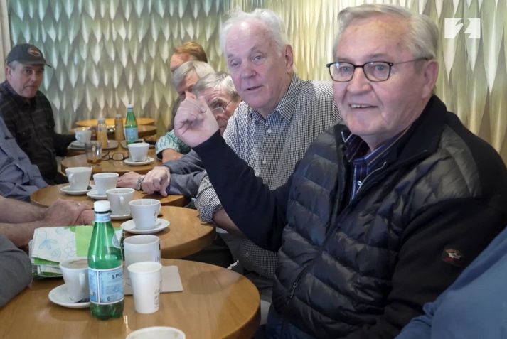 Jóhannes Kristinsson, fyrrverandi flugstjóri, í hópi fyrrum samstarfsfélaga hjá Cargolux.