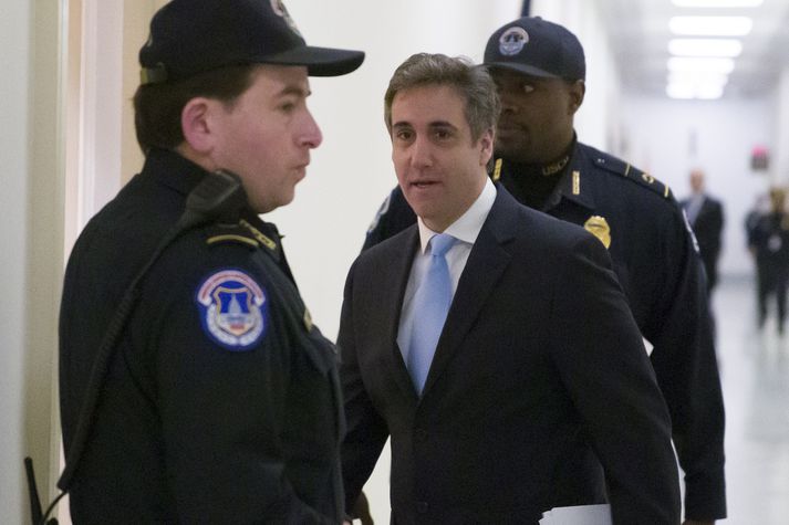 Michael Cohen á leið í sal stjórnskipunar- og eftirlitsnefndar fulltrúadeildar Bandaríkjaþings.