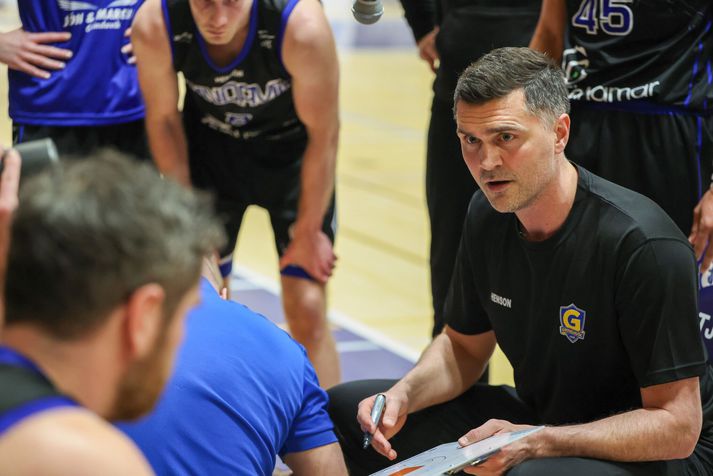 Helgi Már Magnússon freistar þess að finna lausnir með lærisveinum sínum. 