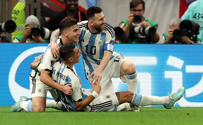 Lionel Messi og Julian Alvarez fagna Angel Di Maria eftir að hann skoraði úrslitaleik HM í Katar í desember 2022.