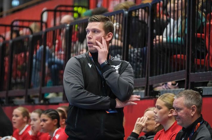 Anton Rúnarsson, þjálfari Vals, á hliðarlínunni í leik kvöldsins.