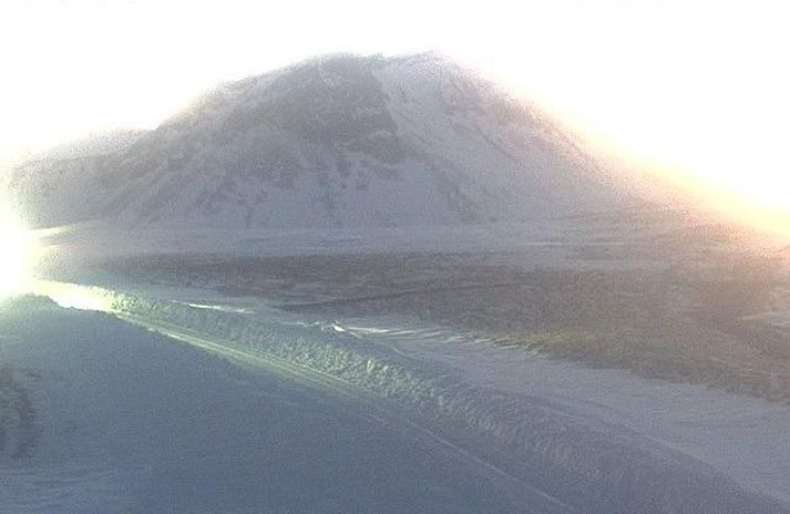 Skafrenningur og ofankoma hefur torveldað mokstur.