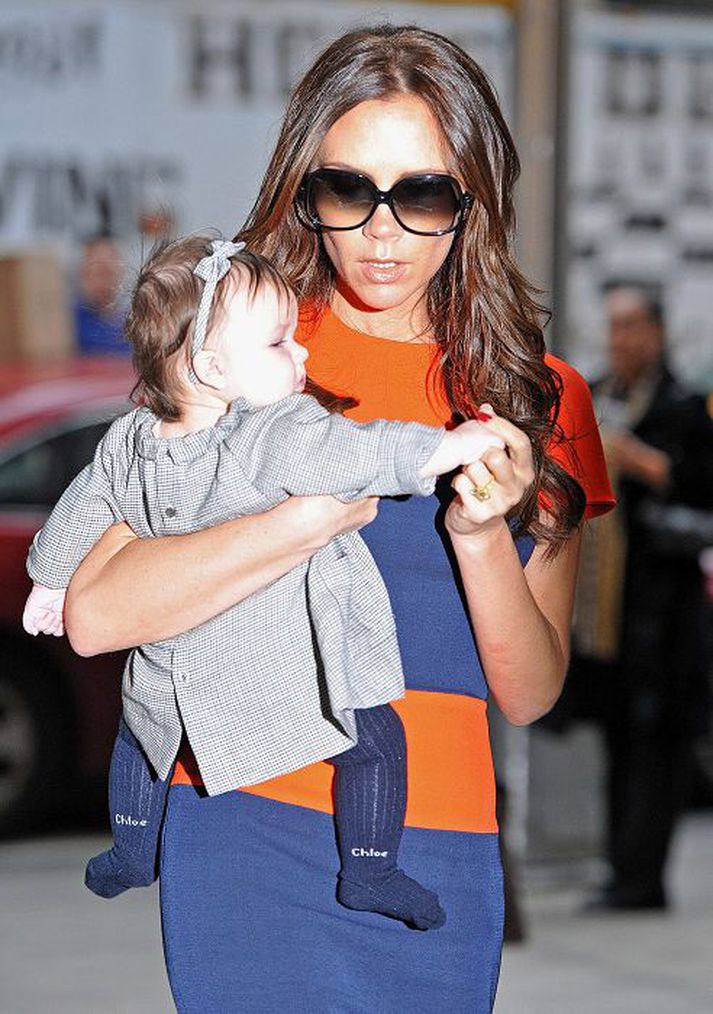Victoria Beckham kom starfsmönnum matvörubúðarinnar Ralph´s á óvart er hún sótti um afsláttarkort fyrir fjölskylduna. Hér er hún ásamt nýjasta fjölskyldumeðlimnum, Harper Seven.