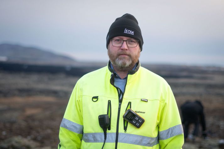 Hjálmur Sigurðsson er við vinnu við gerð varnargarða við Grindavík.