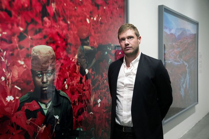 Richard Mosse, fyrir framan eina af ljósmyndunum sem gefur að líta á sýningunni Hólmlendan í Hafnarhúsinu. 