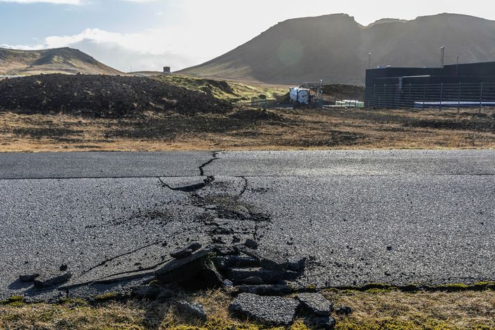 Ekkert lát er á skjálftavirknina á Reykjanesskaga en skjálftarnir hafa til dæmis farið illa með þennan veg við Svartsengi.