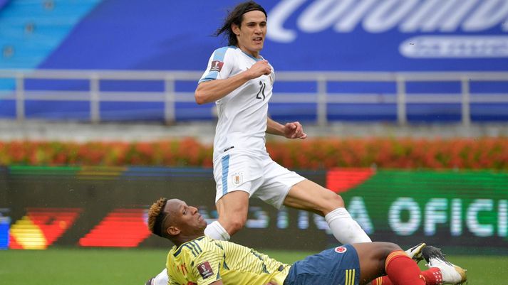 Cavani var á skotskónum í nótt á meðan Mina lét reka sig af velli.