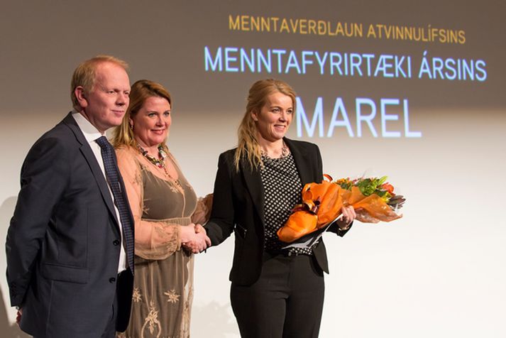 Illugi Gunnarsson, mennta- og menningarmálaráðherra  og Hildur Elín Vignir framkvæmdastjóri IÐUNNAR og  formaður dómnefndar afhentu verðlaunin og Sigríður Þrúður Stefánsdóttir mannauðsstjóri  Marel  í Garðabæ veitti þeim móttöku fyrir hönd Marel.