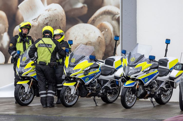 Lögreglumenn stöðvuðu för mannsins.