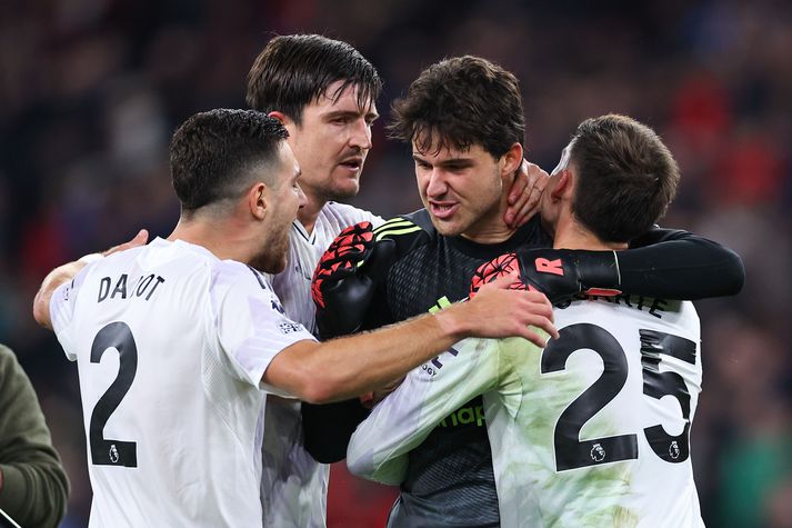Samherjar Sennes Lammens fagna með honum eftir sigur Manchester United á Liverpool á Anfield.