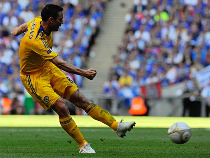 Frank Lampard sést hér skora sigurmark sitt í leiknum.