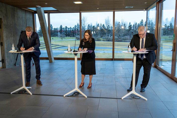 Bjarni Benediktsson, Katrín Jakobsdóttir og Sigurður Ingi Jóhannsson skrifa undir ríkisstjórnarsáttmála á Kjarvalsstöðum.