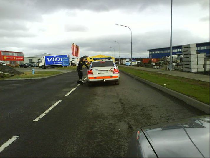 Lögreglumenn leita ræningjans nú í nágrenni bankans.