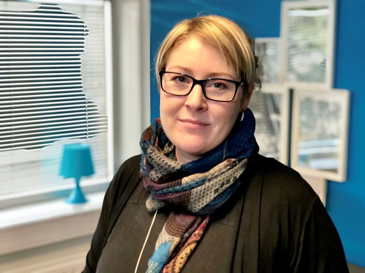Helga Baldvins Bjargardóttir lögmaður er réttargæslumaður stúlkunnar. Stúlkan greindi fyrst frá ofbeldinu fyrir tæplega tveimur árum en ákæra hefur ekki enn verið gefin út. 