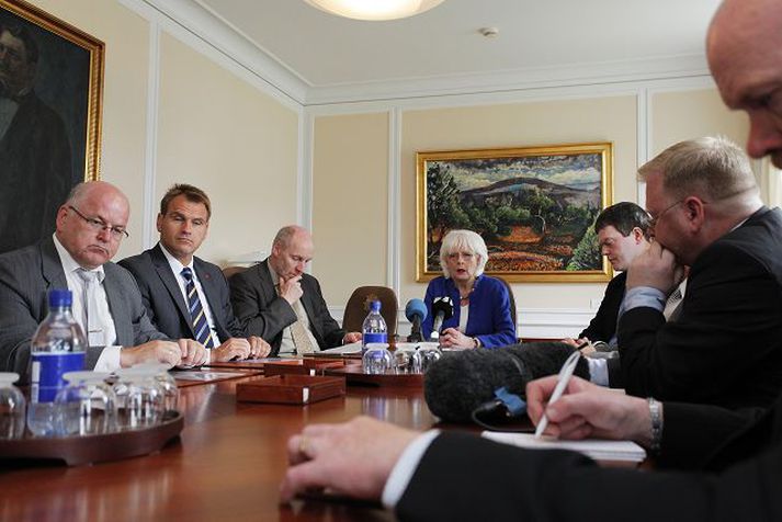 Steingrímur J. Sigfússon, Árni Páll Árnason og Kristján L. Möller undirrituðu samkomulagið fyrir hönd ríkisins en Halldór Halldórsson og Karl Björnsson fyrir sveitarfélögin.fréttablaðið/arnþór