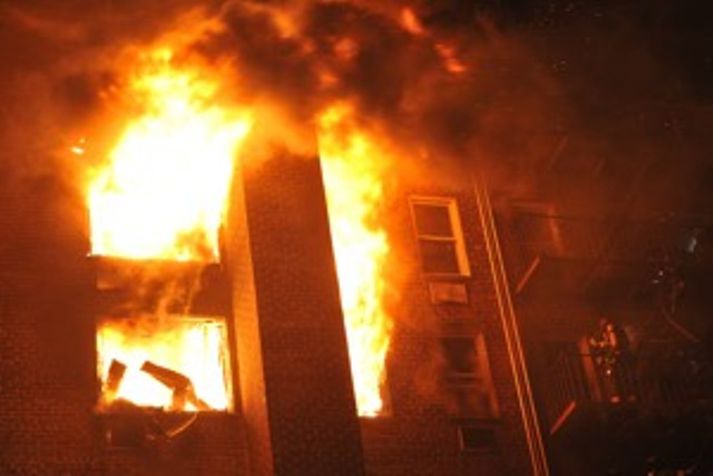 Eins og sést á myndinni var eldurinn gríðarlega mikill. En allt byrjaði þetta á Vúdutöfrum.