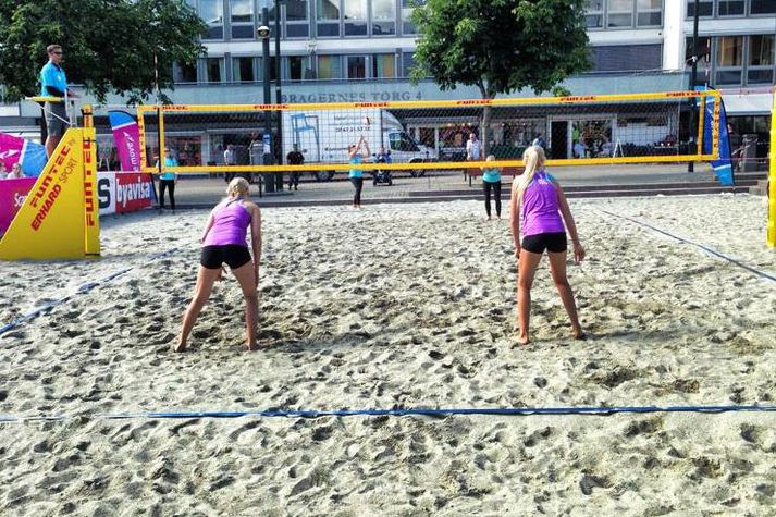 Elísabet Einarsdóttir og Berglind Gígja Jónsdóttir í keppni,