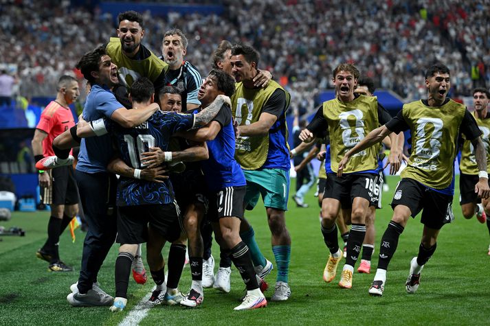 Lautaro Martinez fagnaði sigurmarki sínu með því að hlaupa beint til Lionel Messi sem lagði markið upp.
