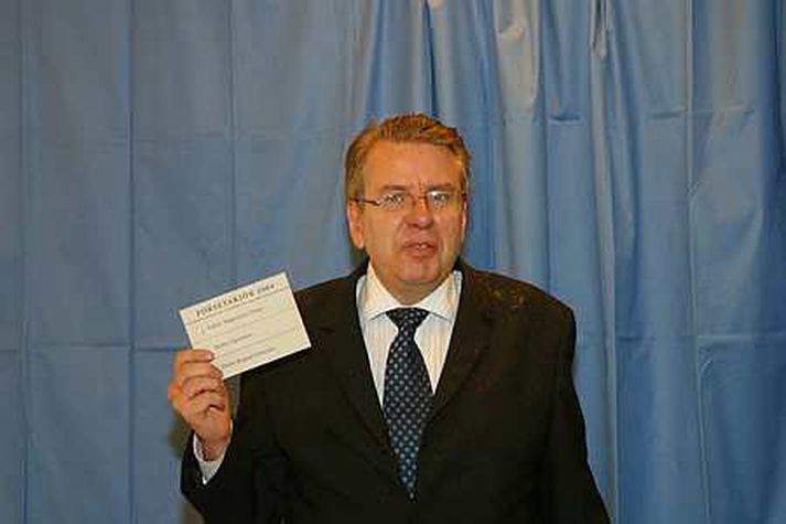 Ástþór Magnússon kýs sjálfan sig í kosningunum 2004.
