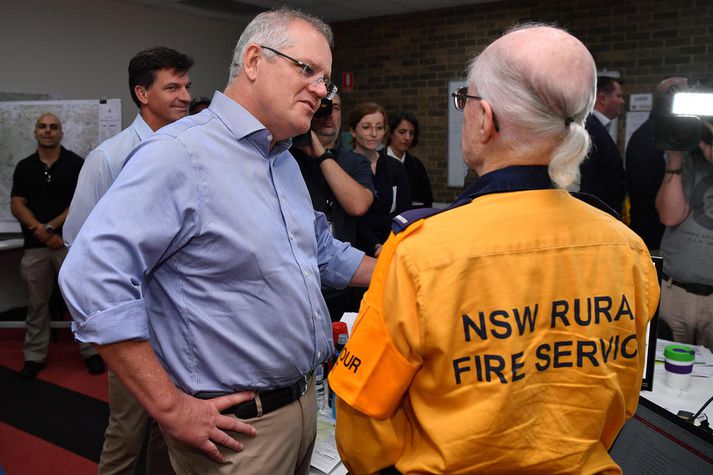 Morrison ræðir við slökkviliðsmann í Nýja Suður-Wales í Sydney í dag.