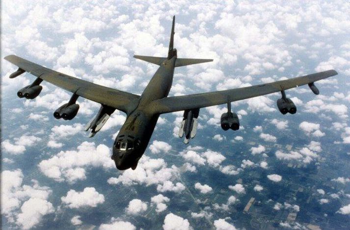 B-52 sprengjuflugvélin var í fylgd tveggja orrustuþota.