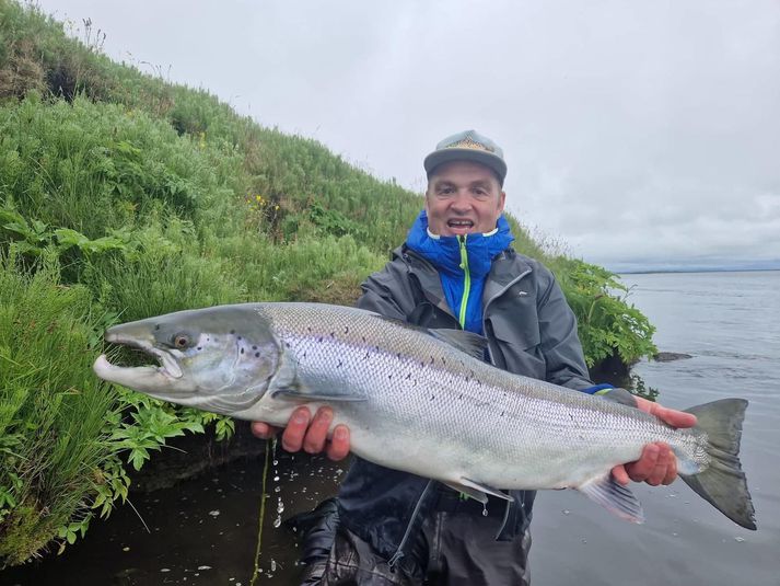 Stefán með 97 sm laxinn sem veiddist í gær í Ytri Rangá