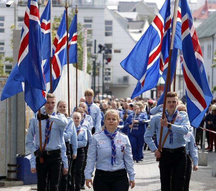 Íslenski fáninn blakti víða á 17. júní en veðurblíðan lék við landann þennan þjóðhátíðardaginn.