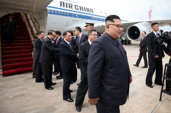 Kim Jong Un þegar hann kom til Singapúr fyrr í dag.