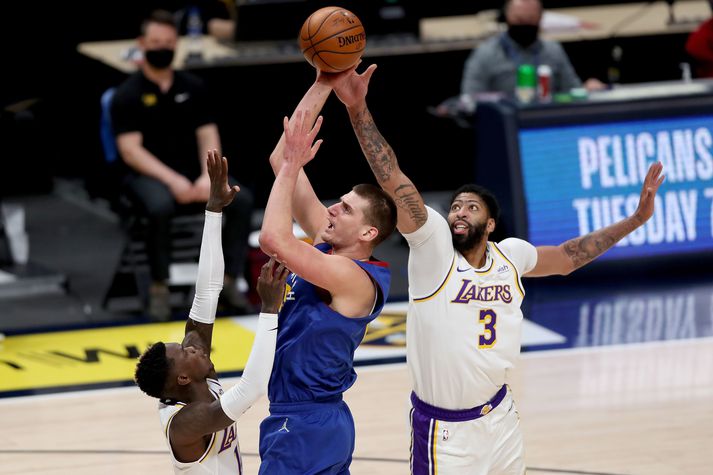Nikola Jokic leiddi Denver Nuggets til sigurs á meisturum Los Angeles Lakers.